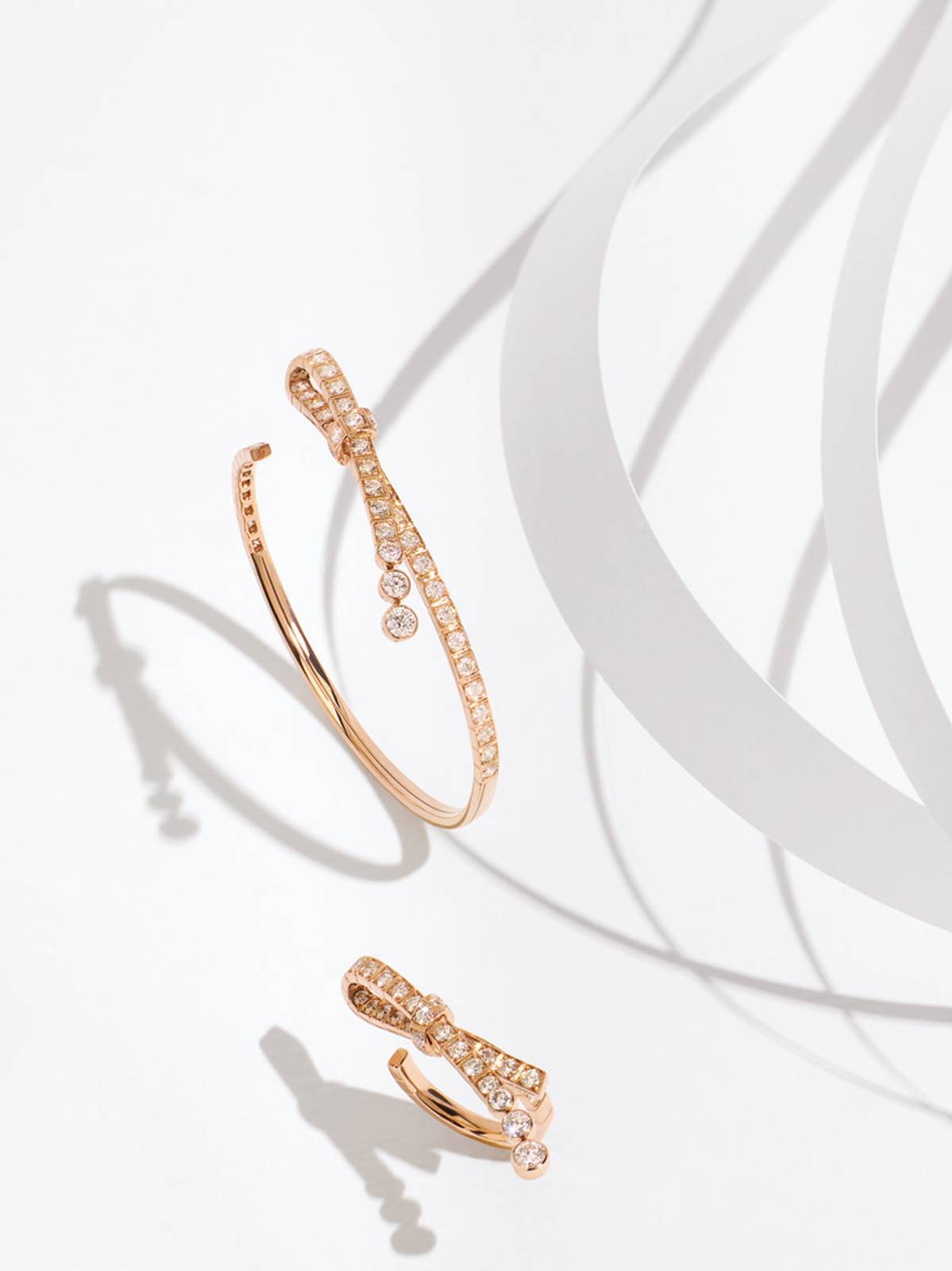 Bracelet et bague “Ruban” en or beige 18 carats et diamants.  