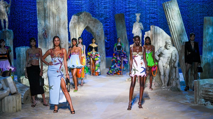 La collection flamboyante de Versace inspirée de la mythologie et de la mer
