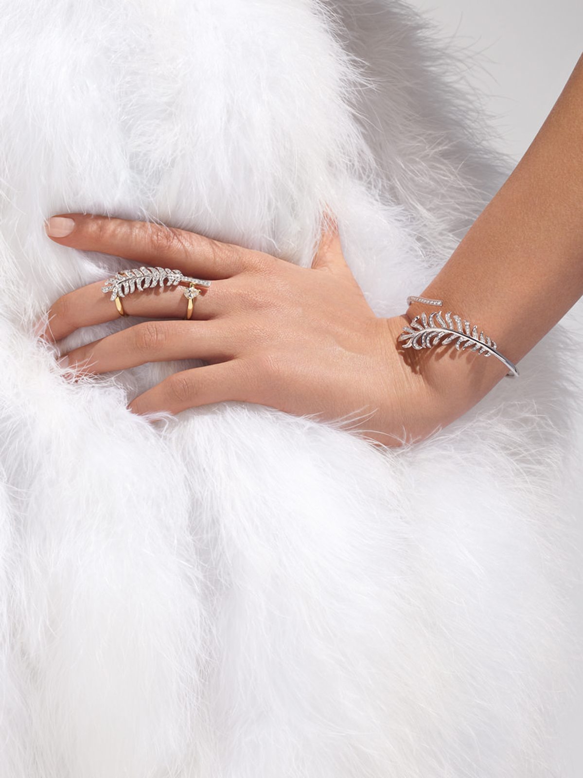 Bague et bracelet “Plume” en or jaune 18 carats, or blanc 18 carats et diamants.  