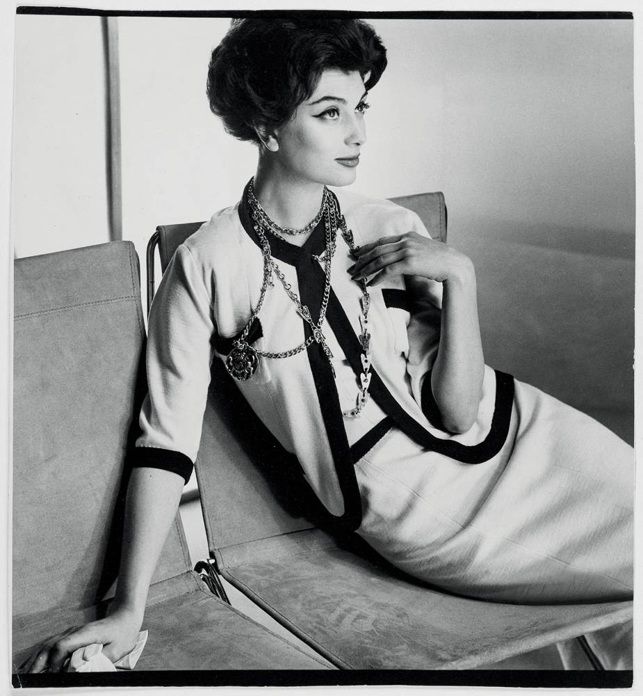 Marie-Hélène Arnaud en tailleur Chanel. Photographie de Henry Clarke, publiée dans Vogue USA, 1er mars 1958.