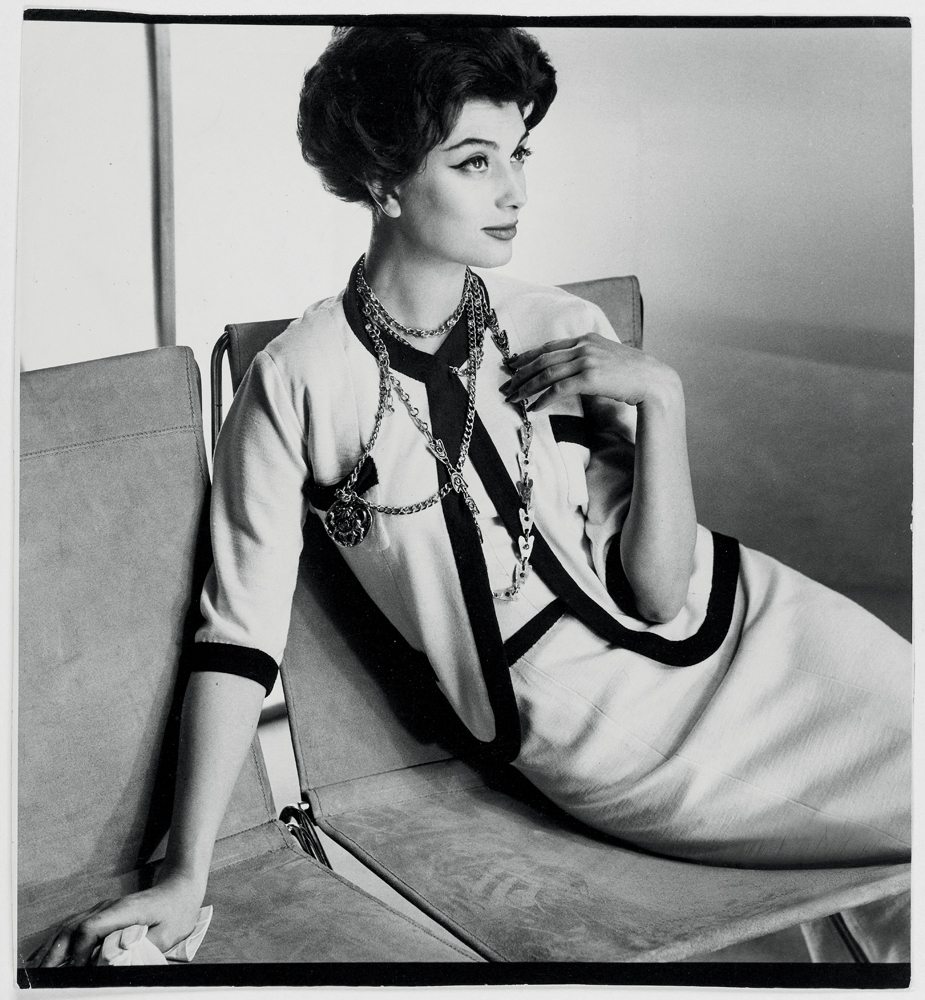 Marie-Hélène Arnaud en tailleur Chanel. Photographie de Henry Clarke, publiée dans Vogue USA, 1er mars 1958.
