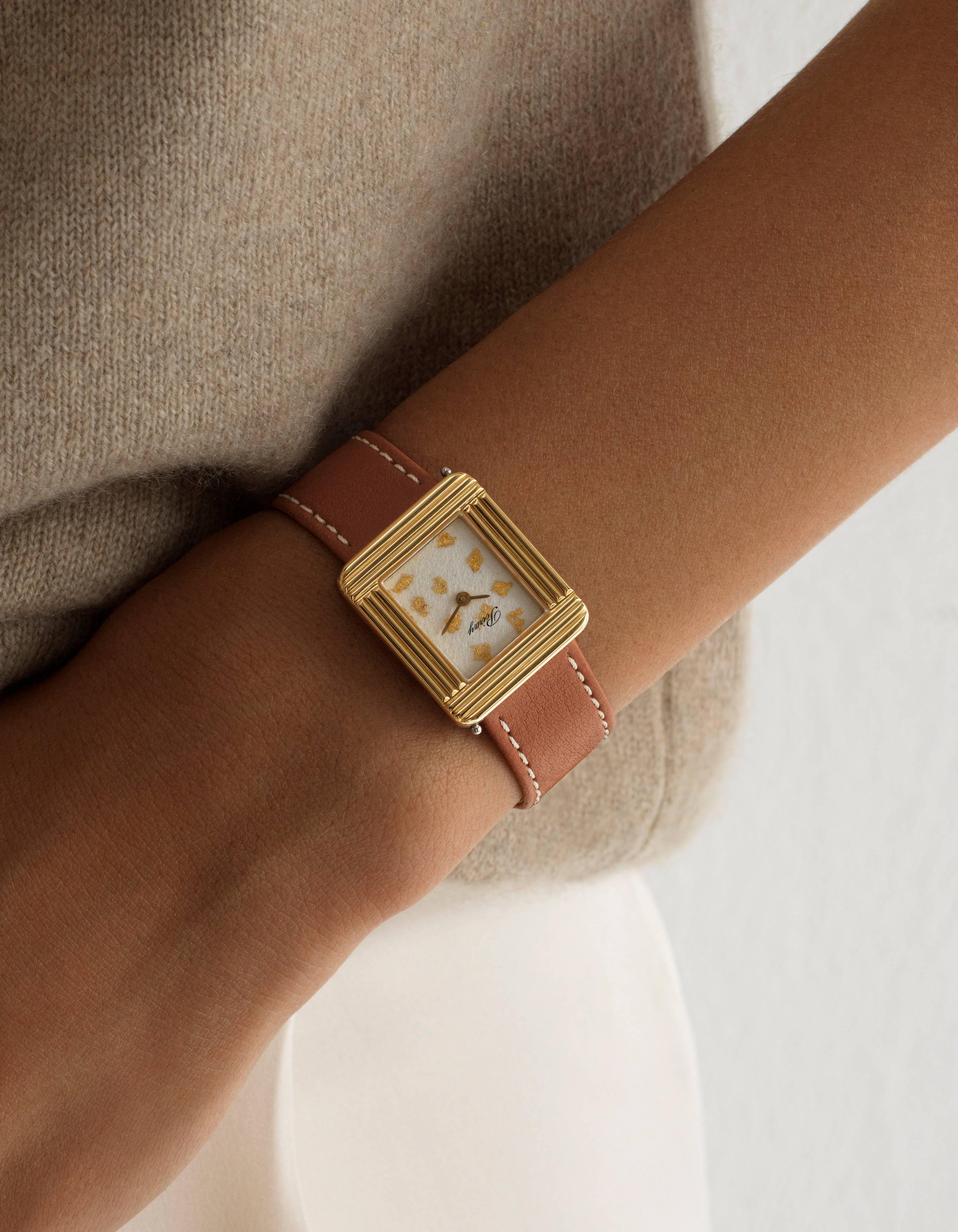 Poiray invite la soie et la feuille d’or sur sa montre iconique Ma Première