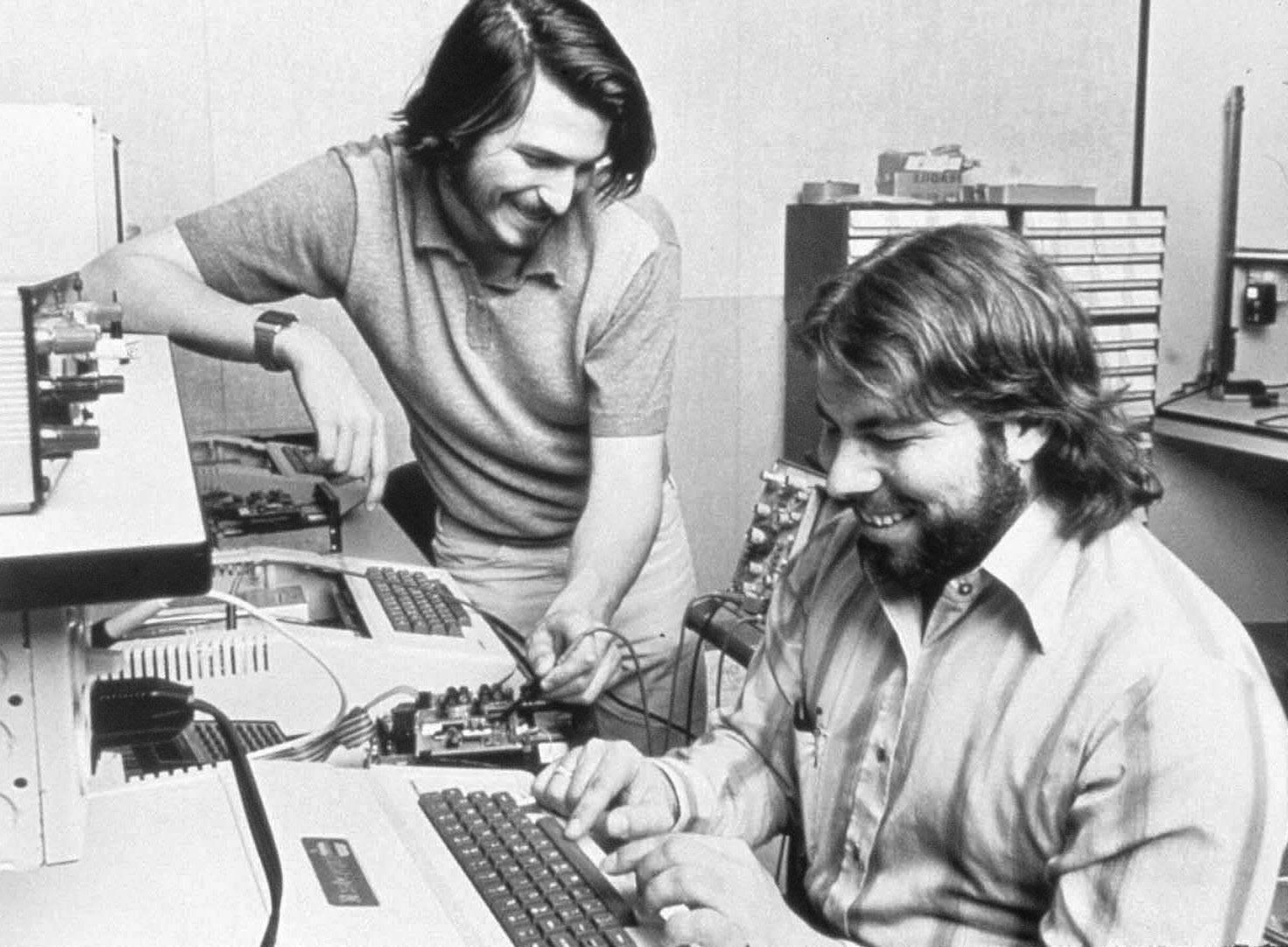 Steve Jobs et Steve Wozniak dans le garage de Los Altos, Californie où commence l'histoire d'Apple © DB Apple