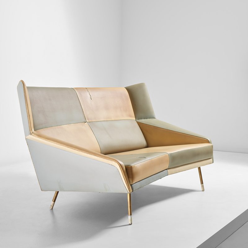 Gio Ponti, Rare ‘Mariposa’ sofa, designed for the XI Milan Triennale (circa 1957). Vinyle, cuivre. 80 x 167 x 89.5 cm. Estimation : £70,000 - 90,000