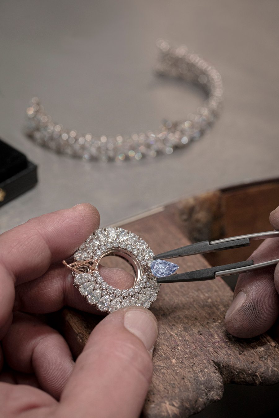 Chopard présente sa nouvelle montre-joaillière intégralement pavée de diamants