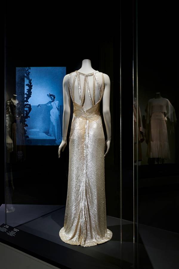 Une robe du soir beige brodée de sequins. Elle montre l'attention toute particulière que Gabrielle Chanel accordait au dos de ces créations.