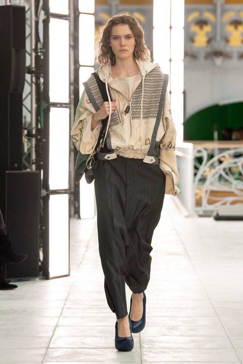 Louis Vuitton présente une collection neutre et engagée pour le printemps-été 2021