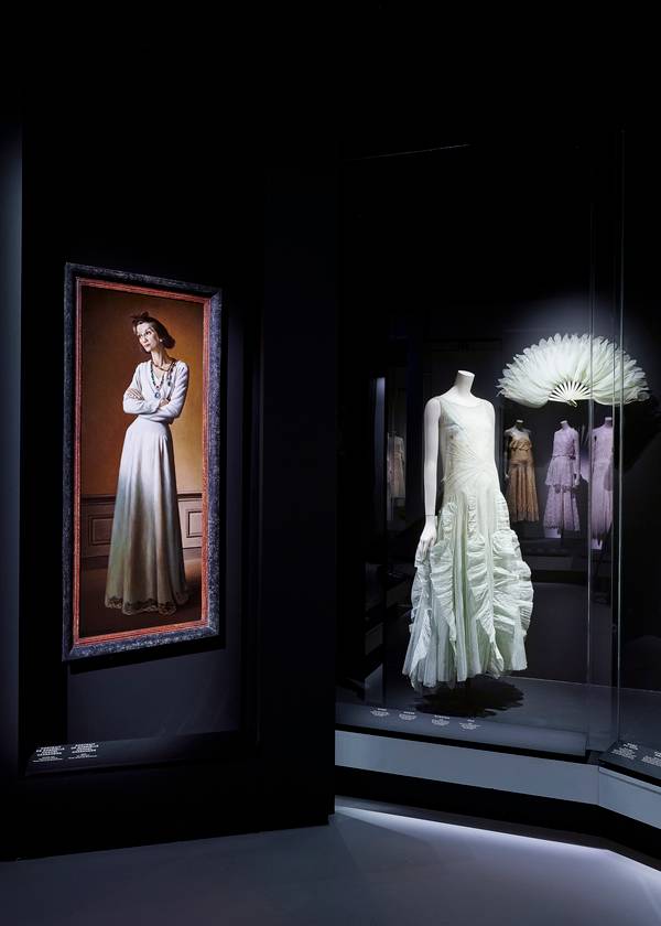 Un portrait de Gabrielle Chanel par Cassandre ainsi qu'une robe à volants.