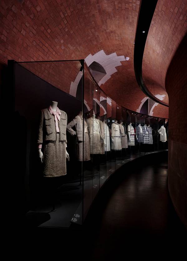 Une galerie dédiée au tailleur Chanel, lancé en 1954 lors du défilé qui annonçait la réouverture de la maison.