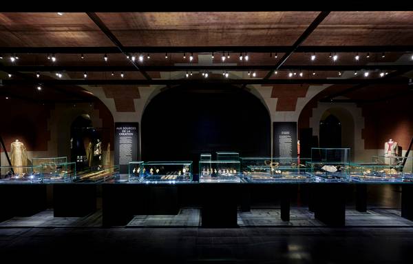 Cette salle dédiée aux bijoux fantaisie que Chanel appréciait tant et utilisait pour accessoiriser ses tenues. On retrouve notamment de nombreuses créations signées Robert Goossens.
