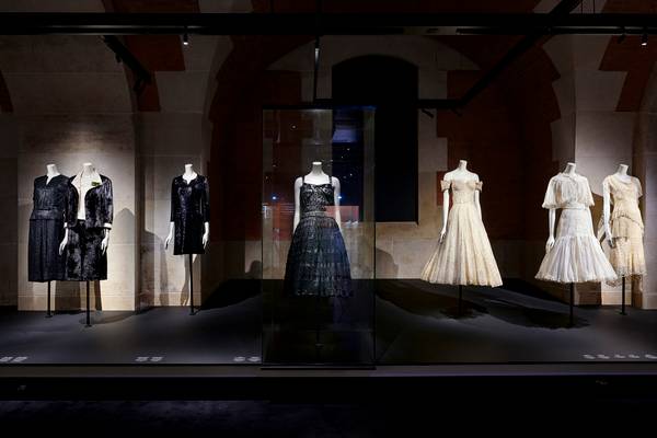 La dernière galerie montre de nombreuses robes créées par Gabrielle Chanel, on découvre ainsi que l'impact de la créatrice sur la mode est considérable et a influencé la plupart des créateurs contemporains.