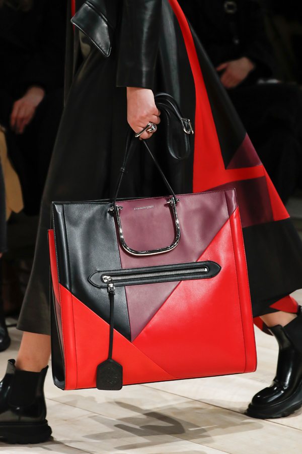 Alexander McQueen dévoile un nouveau sac déjà porté par Lady Gaga et Ana de Armas