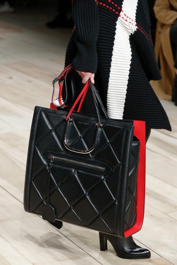 Alexander McQueen dévoile un nouveau sac déjà porté par Lady Gaga et Ana de Armas