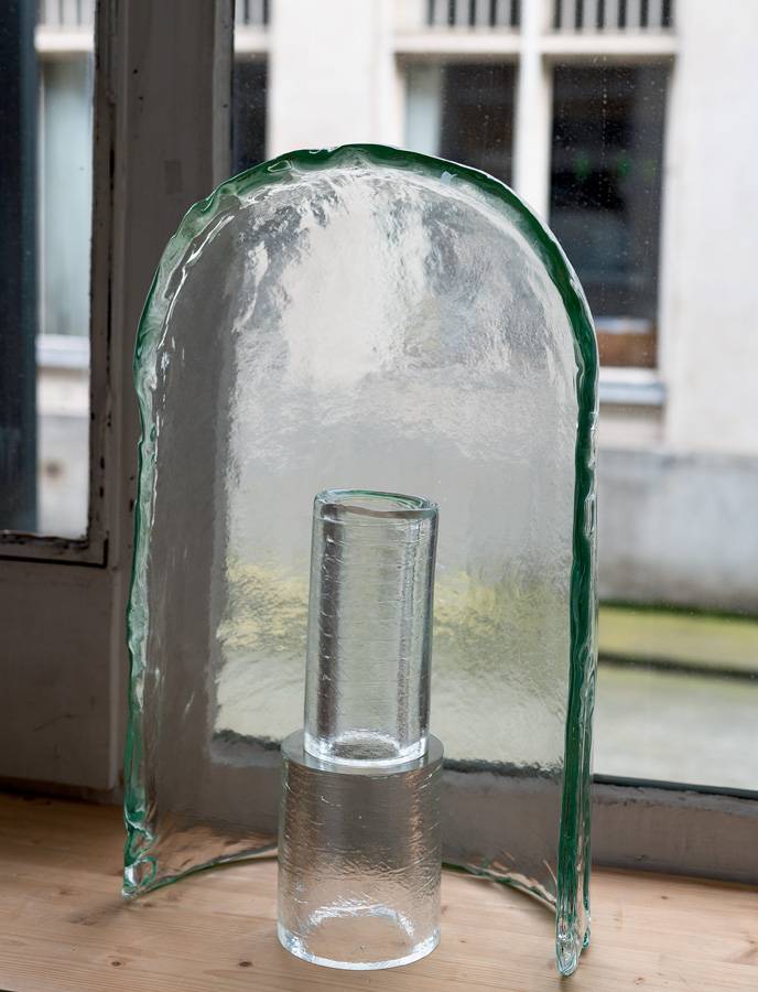 Des éléments en verre coulé du vase "Alcova" et du luminaire en verre qui sera installé dans le vestibule de la Bourse de commerce. Photo pour Numéro art : Maurits Sillem