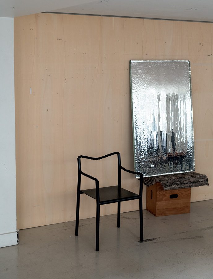  La chaise "Rope", un échantillon de tapis et un prototype de miroir dans l'atelier de Ronan et Erwan Bouroullec à Paris Photo pour Numéo art : Maurits Sillem