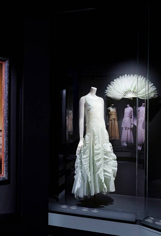 Une robe à volant Chanel. Exposition “Gabrielle Chanel – Manifeste de mode” au Palais Galliera
