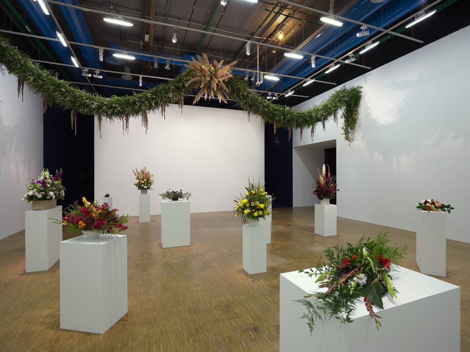 Kapwani Kiwanga, “Flowers for Africa” (2013-en cours). Vue de l’exposition “Prix Marcel Duchamp 2020”, Centre Pompidou, Paris 2020-2021. Copyright ADAGP. Courtesy the artist and galerie Poggi, Paris