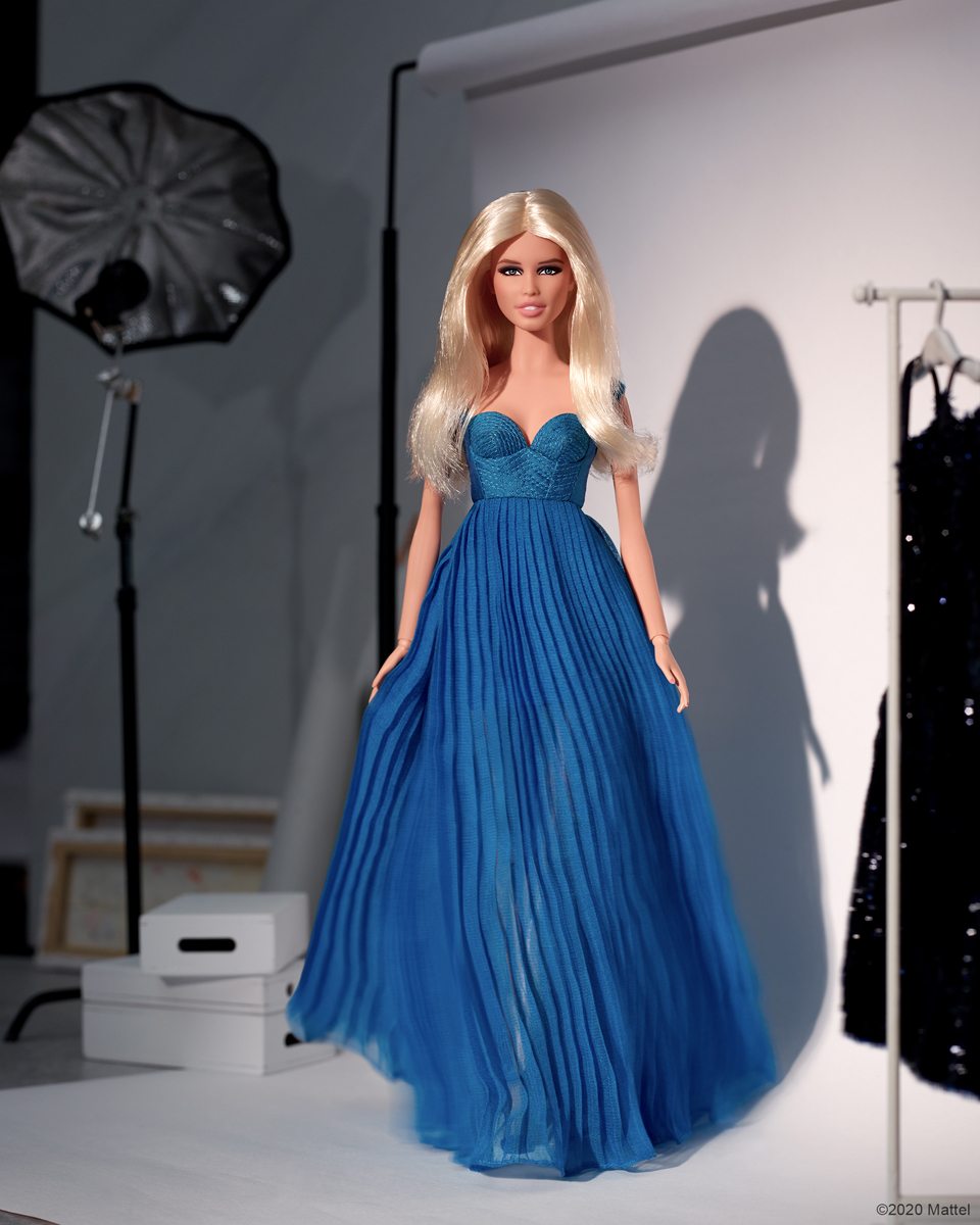 Barbie dévoile une poupée à l'effigie de la mannequin Claudia Schiffer en Versace