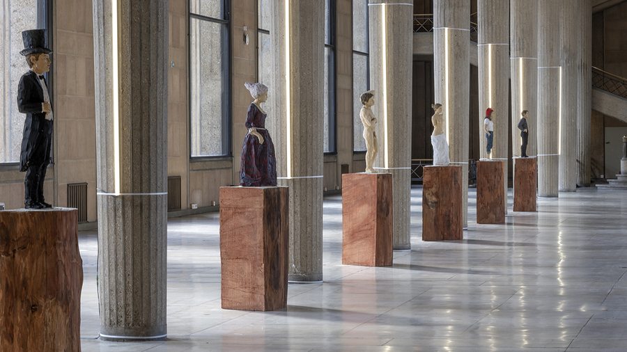 Stephan Balkenhol transforme le Palais d'Iéna en théâtre de ses sculptures en bois