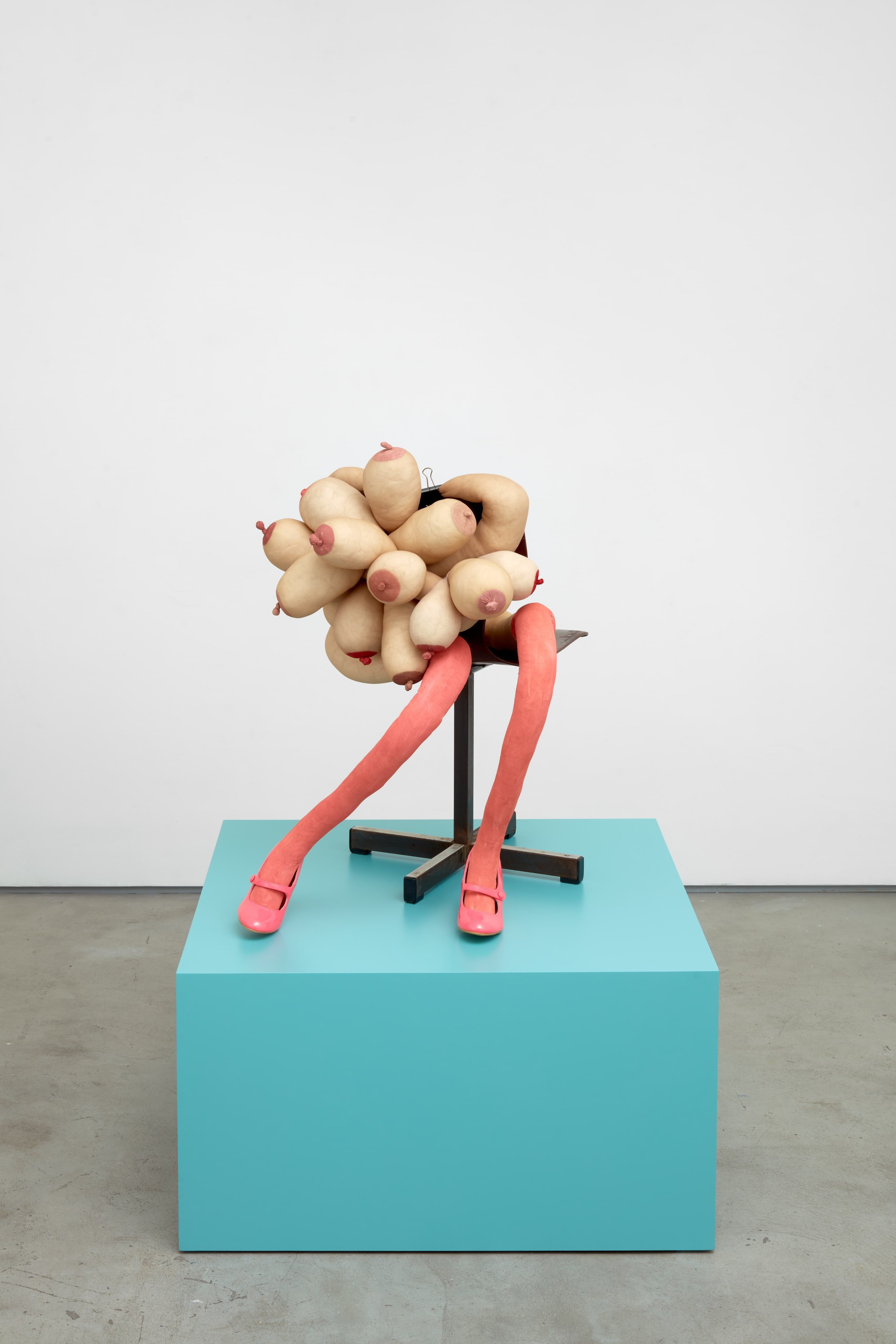 “Sugar” (2020). Collants, fil, laine, pince, chaussures, peinture acrylique et chaise en métal. Sculpture : 93 x 63 x 82 cm. Socle : 50,8 x 91,4 x 91,4 cm. 
