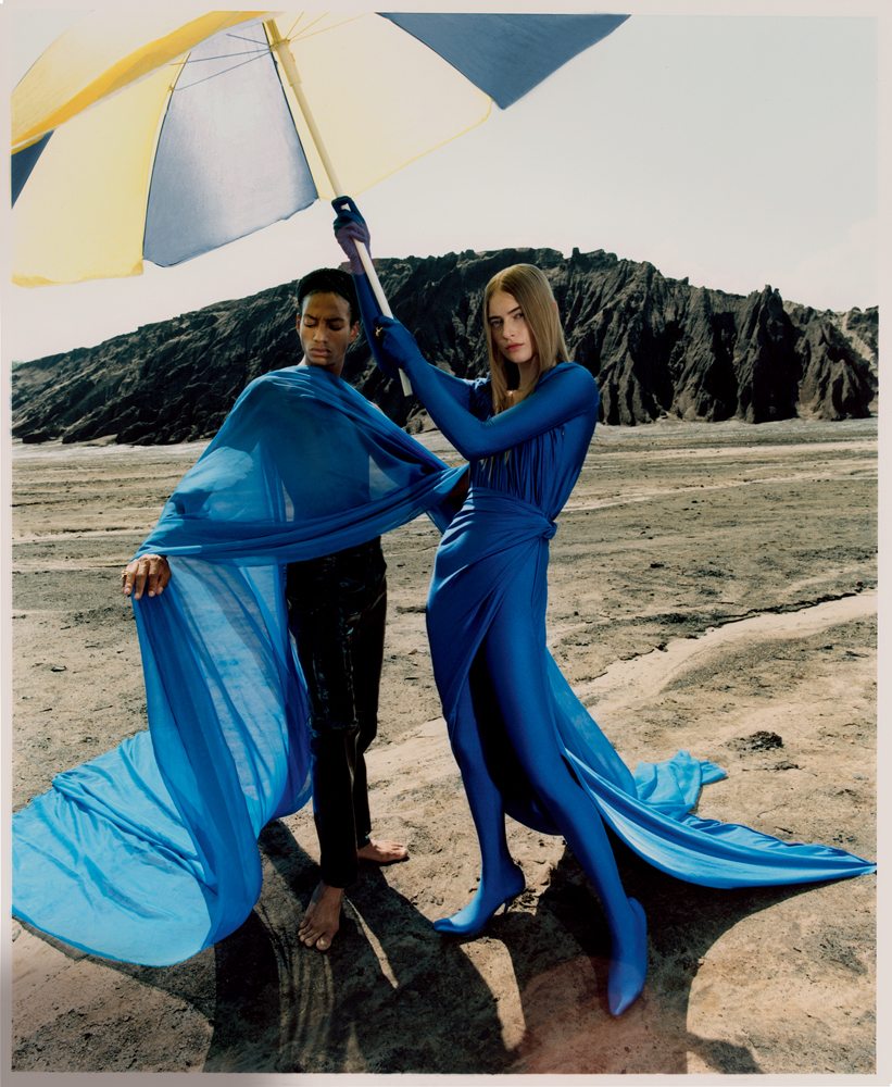 Les mannequins Berit Heitmann et Michael-John Harper dans la série “Vent du nord” réalisée par Dan Beleiu. Combinaison drapée en Lycra, BALENCIAGA.