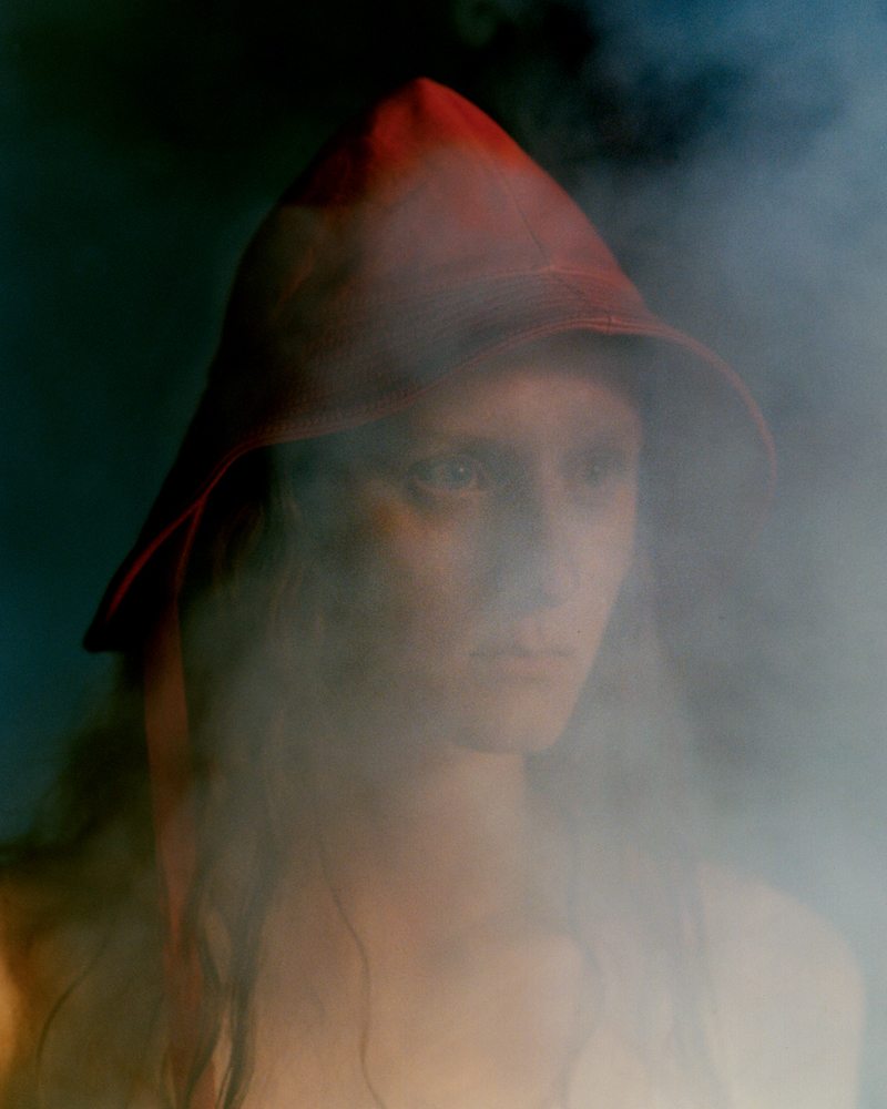 Eliza Kallmann photographiée par Elina Kechicheva porte un chapeau en cuir, MAISON MARGIELA.