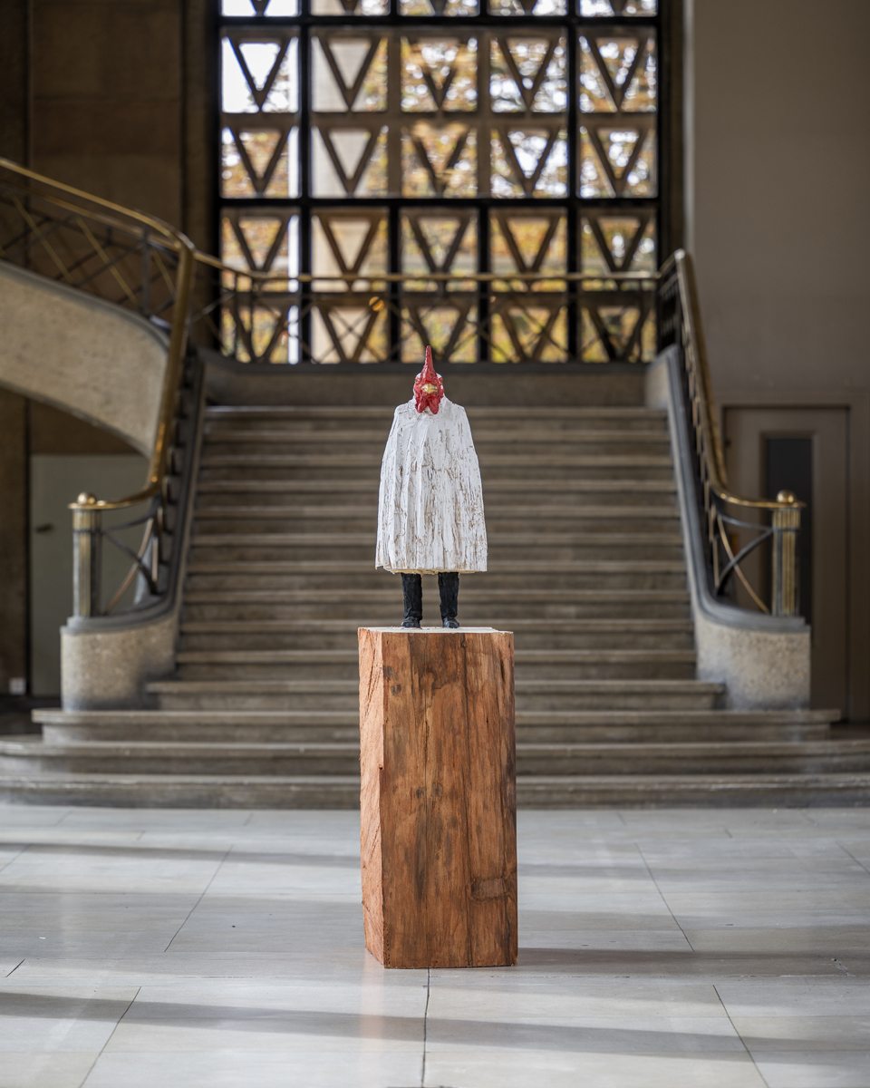 Stephan Balkenhol transforme le Palais d'Iéna en théâtre de ses sculptures en bois