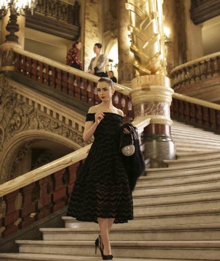 5 choses à savoir sur Lily Collins, premier rôle de la série Netflix “Emily in Paris”