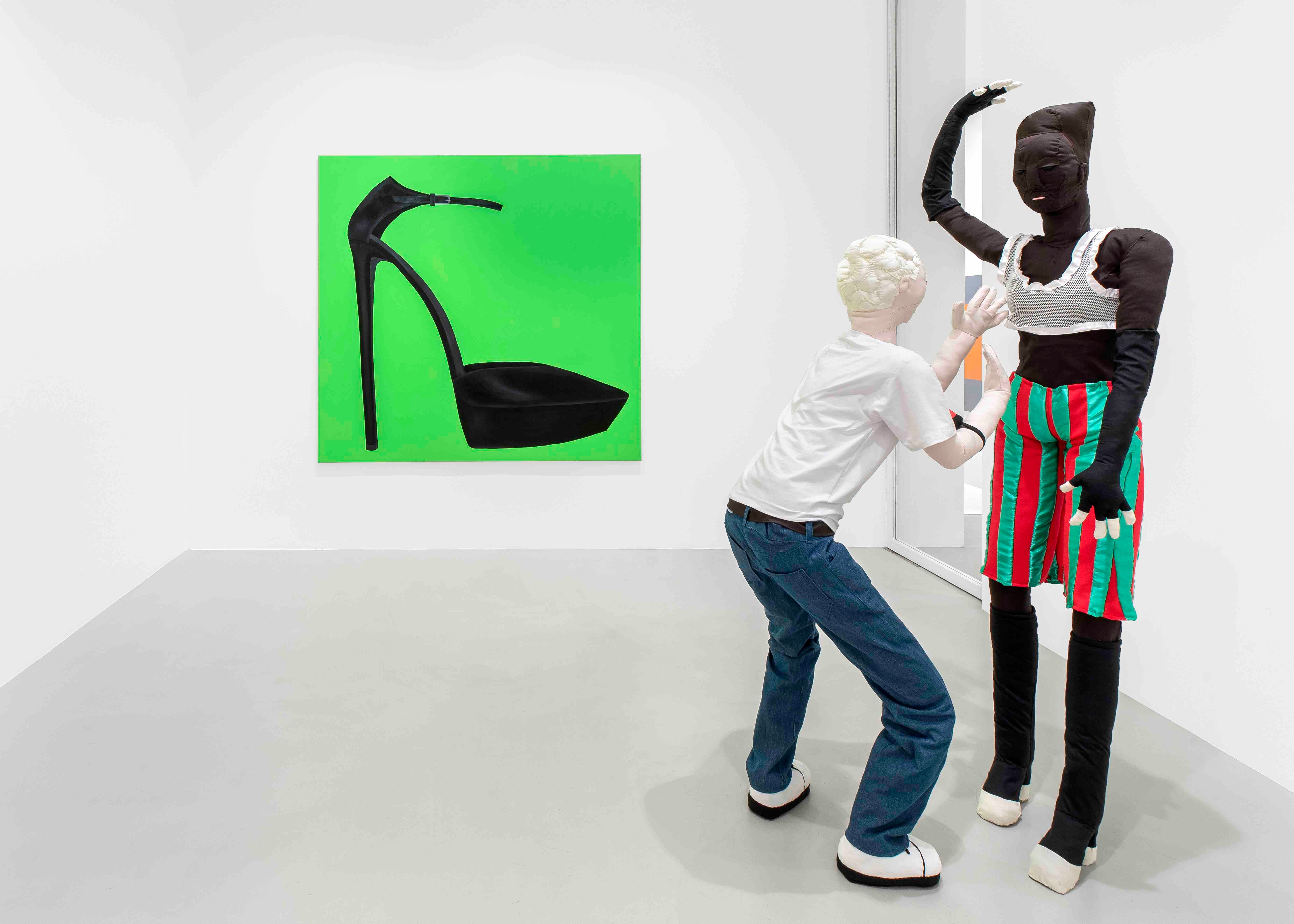 Vue de l'exposition The Fashion Show de Raphaela Simon à la galerie Max Hetzler, Paris.  © Nicolas Brasseur / Courtesy Raphaela Simon et Galerie Max Hetzler 
