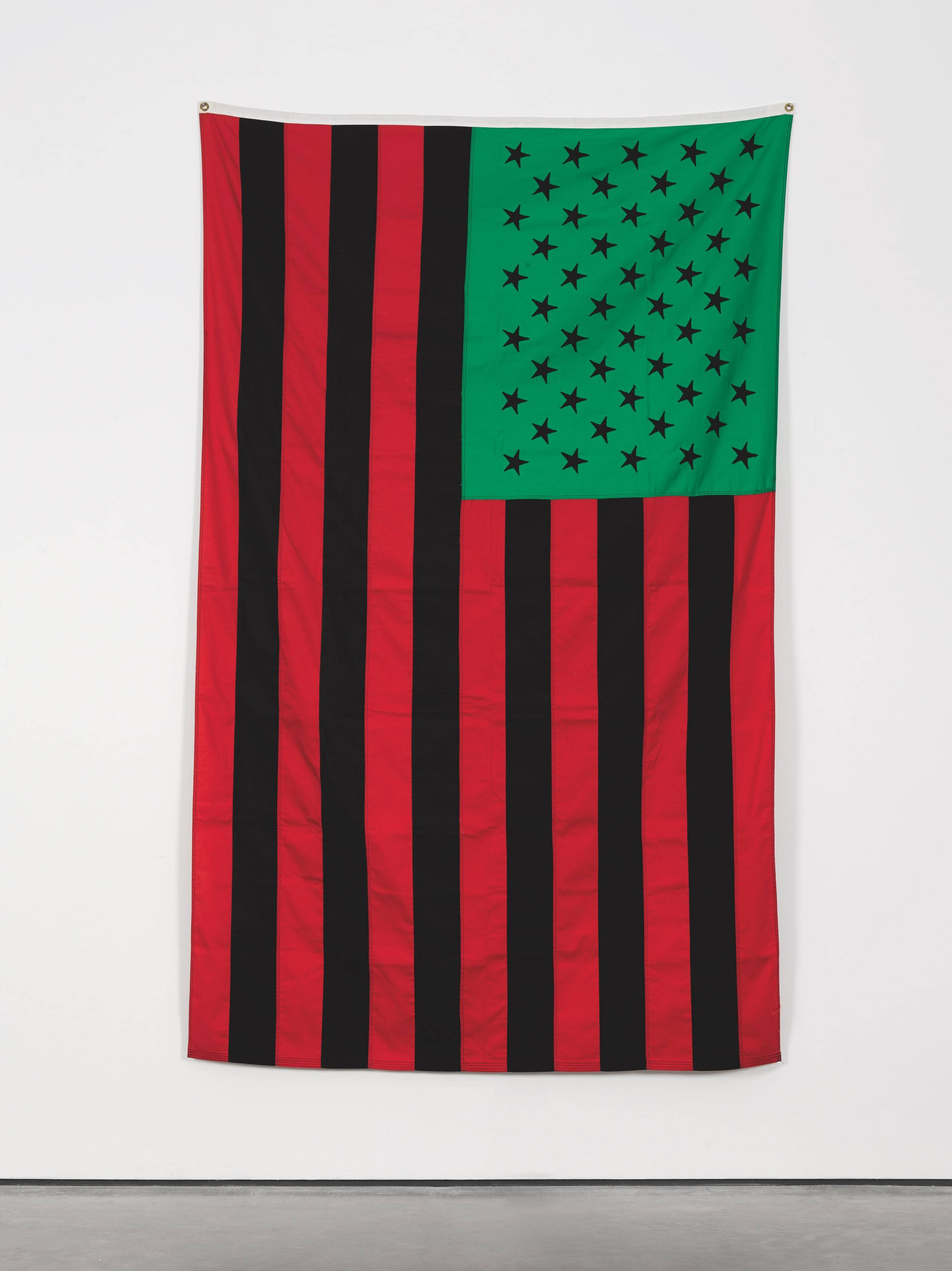 AFRICAN AMERICAN FLAG (1989). TISSU COUSU, 153,7 X 245,7 CM.
David Hammons. Photo : Genevieve Hanson. Courtesy David Hammons and Hauser & Wirth