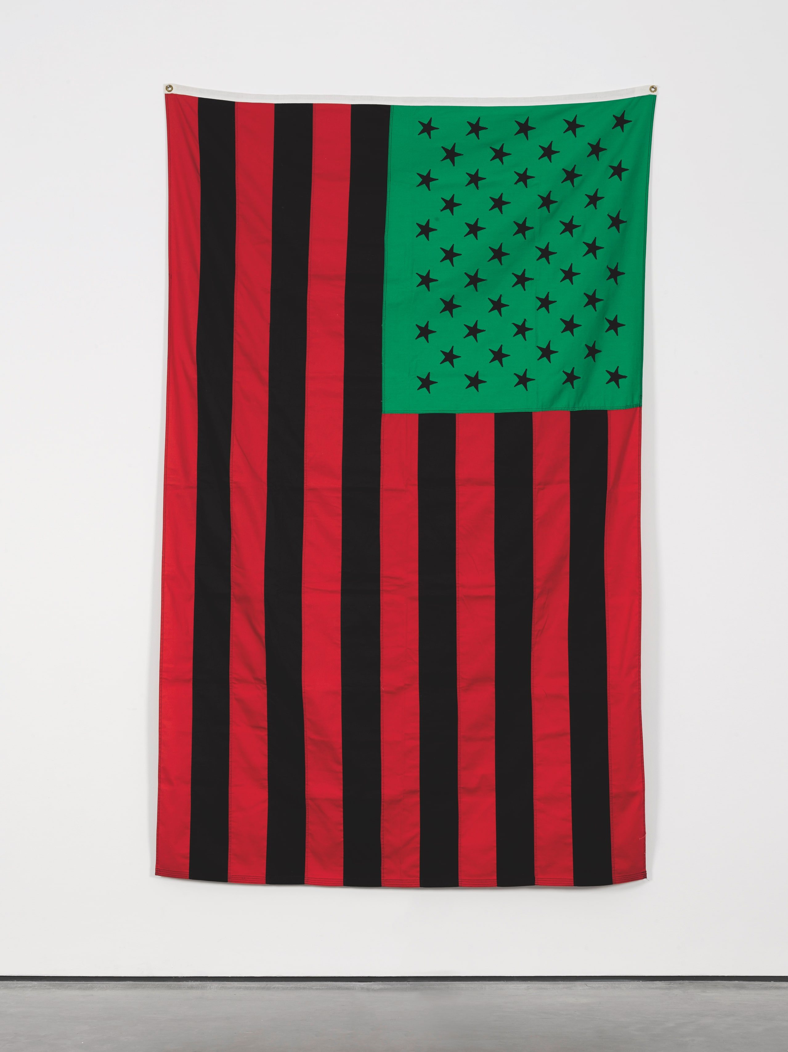 AFRICAN AMERICAN FLAG (1989). TISSU COUSU, 153,7 X 245,7 CM.
David Hammons. Photo : Genevieve Hanson. Courtesy David Hammons and Hauser & Wirth