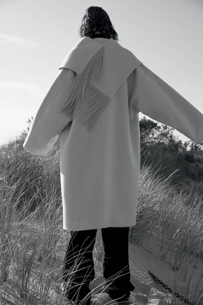 Manteau oversize en cachemire double face, pantalon en drap de laine et écharpe, Jil Sander.