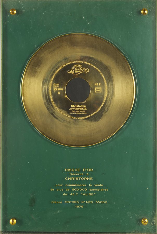 Disque d'or décerné à Christophe pour commémorer la vente de plus de 500.000 exemplaires du disque 45 Tours "Aline", lors de la réédition du titre en 1979.