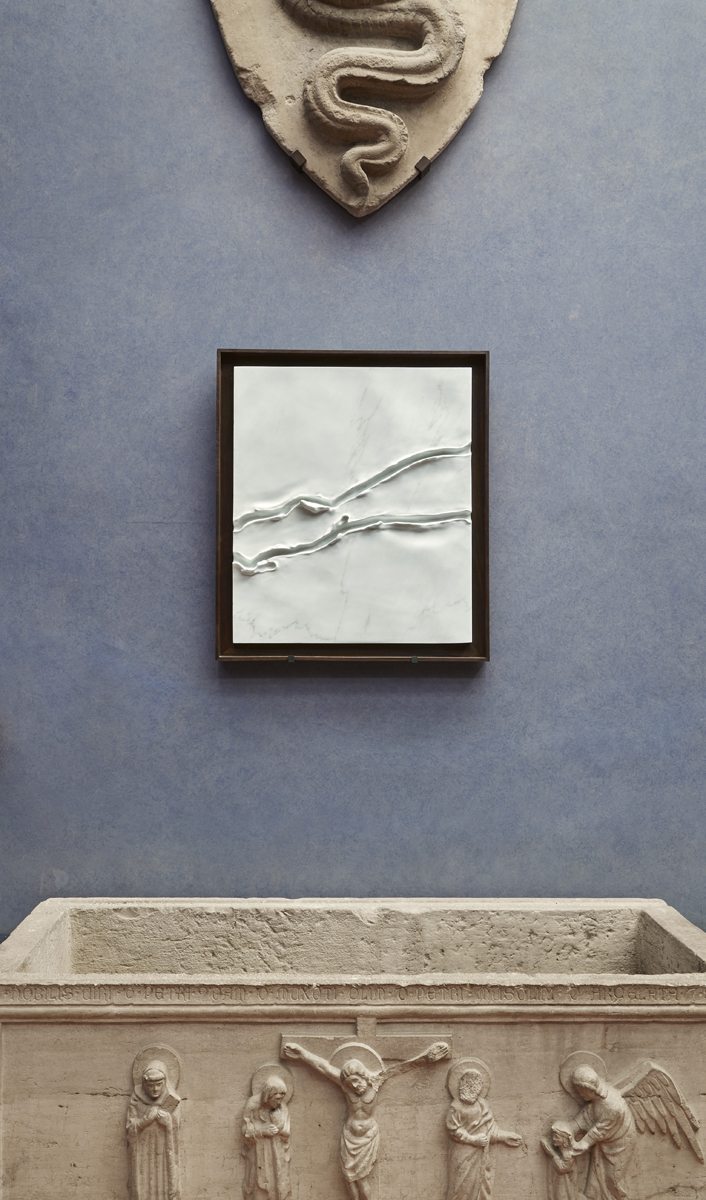 Kevin Francis Gray, “Marble Panel VI”, vue de l'exposition au musée Bardini, Florence (2020).