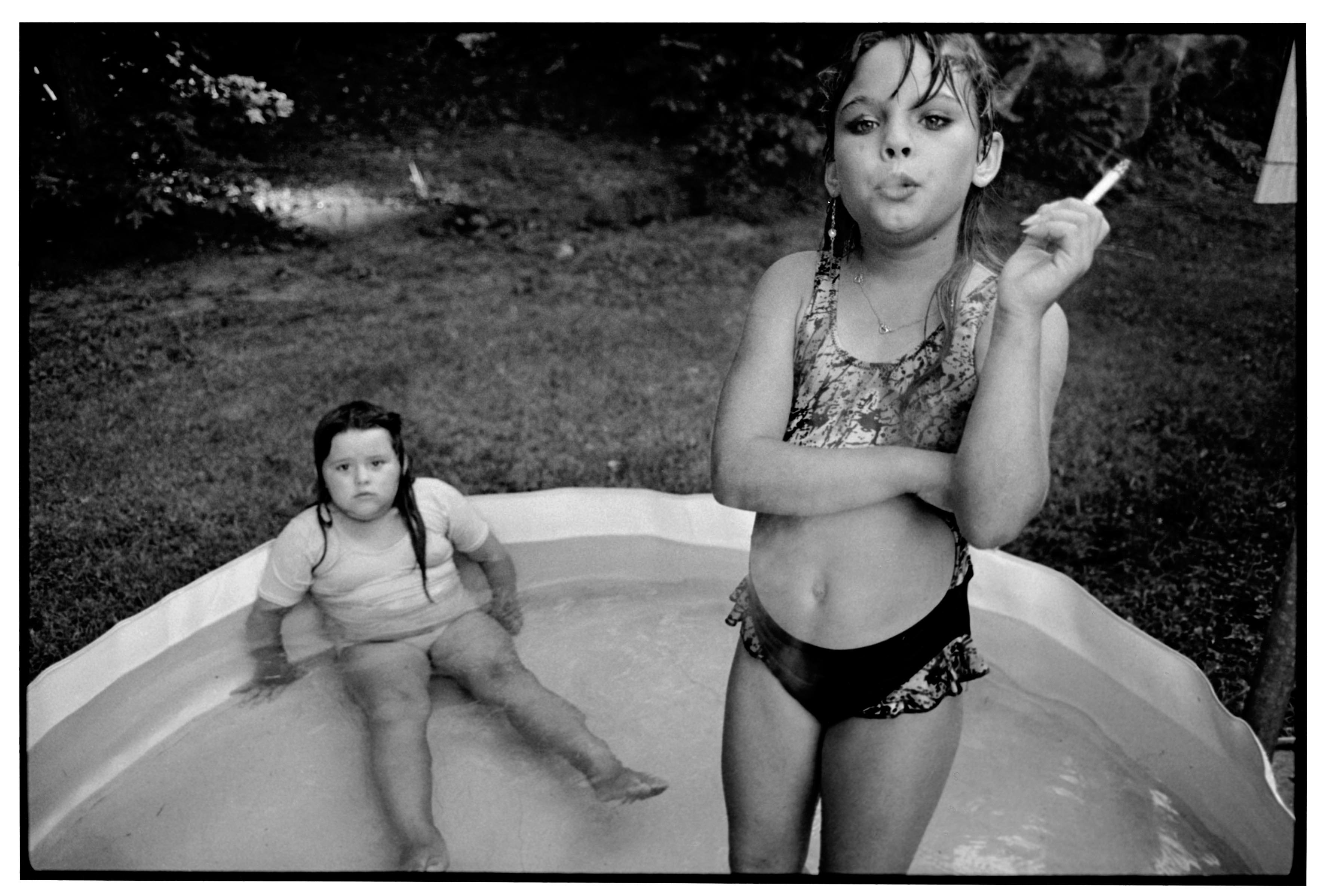 “Amanda and her cousin Amy. Valdese, North Carolina, 1990”. © Mary Ellen Mark Foundation.