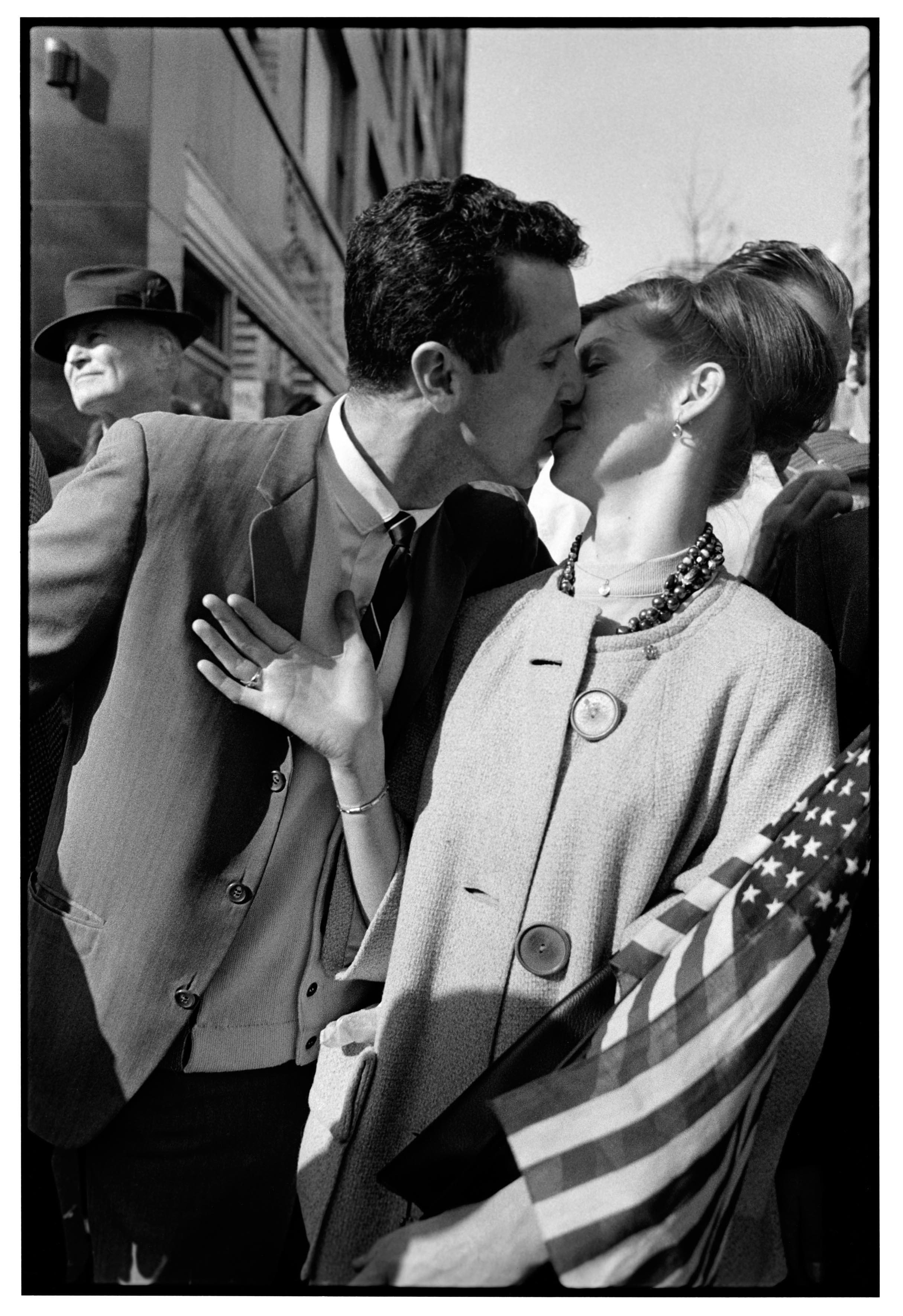 “Couple kissing at Pro–Vietnam War demonstration.” New York, 1968 © Mary Ellen Mark Foundation.