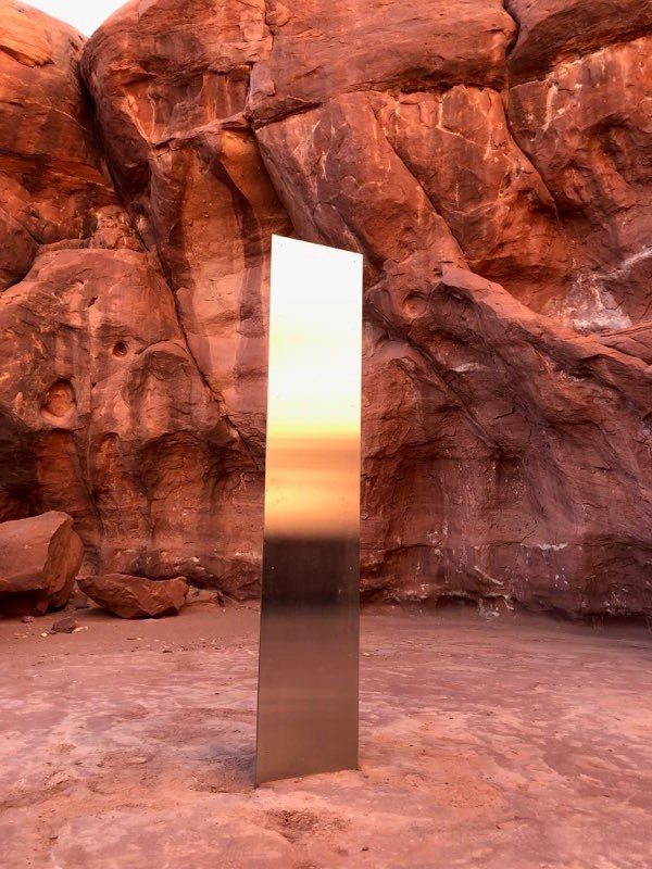 Des extraterrestres ont-ils vraiment déposé un monolithe dans le désert ?