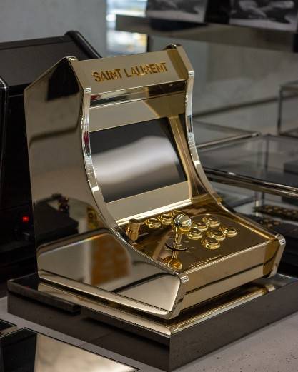 Combien coûte la borne arcane rétro en or 24 carats signée Saint Laurent?