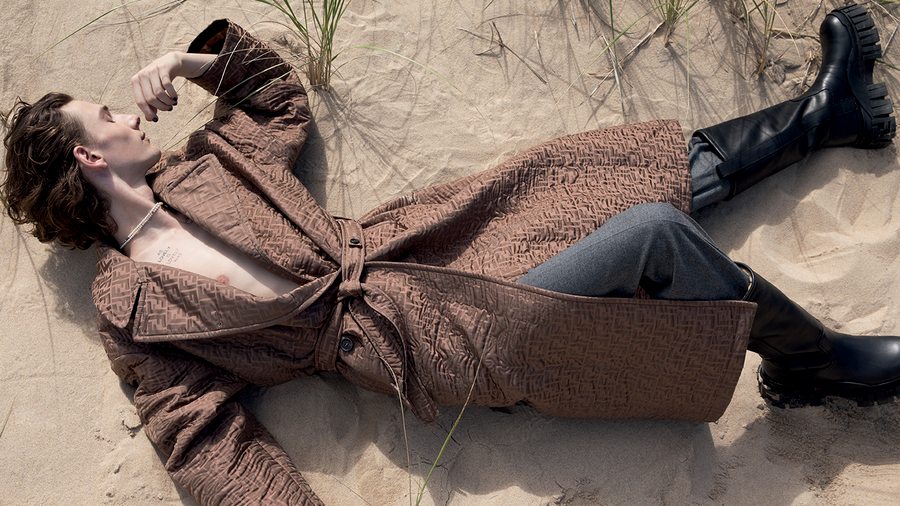 Mode homme : Wellington Grant seul sur le sable sous l'objectif de Carlotta Manaigo