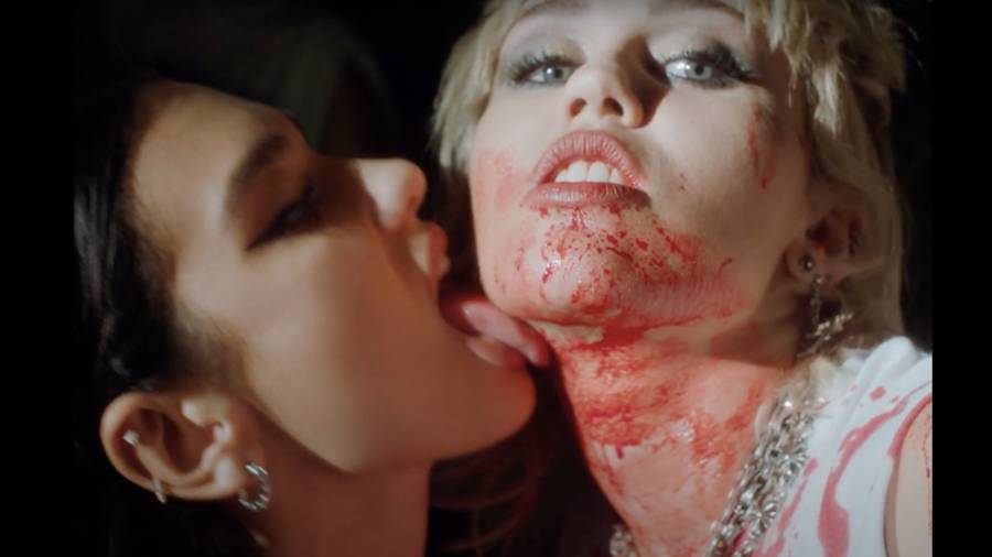Dua Lipa lèche Miley Cyrus dans un clip ultra torride