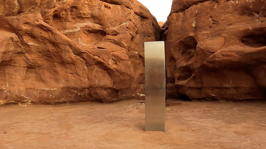 Des extraterrestres ont-ils vraiment déposé un monolithe dans le désert ?