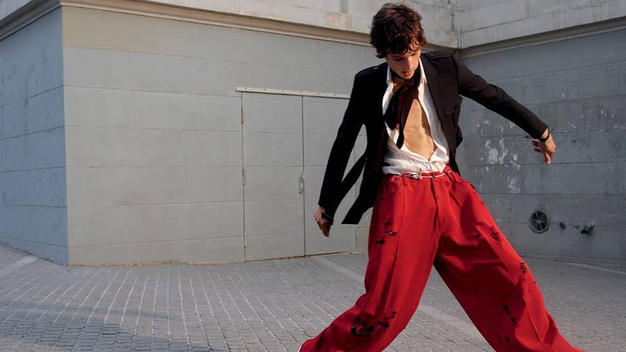Mode homme : Lucas El Bali sillonne les rues avec Horst Diekgerdes