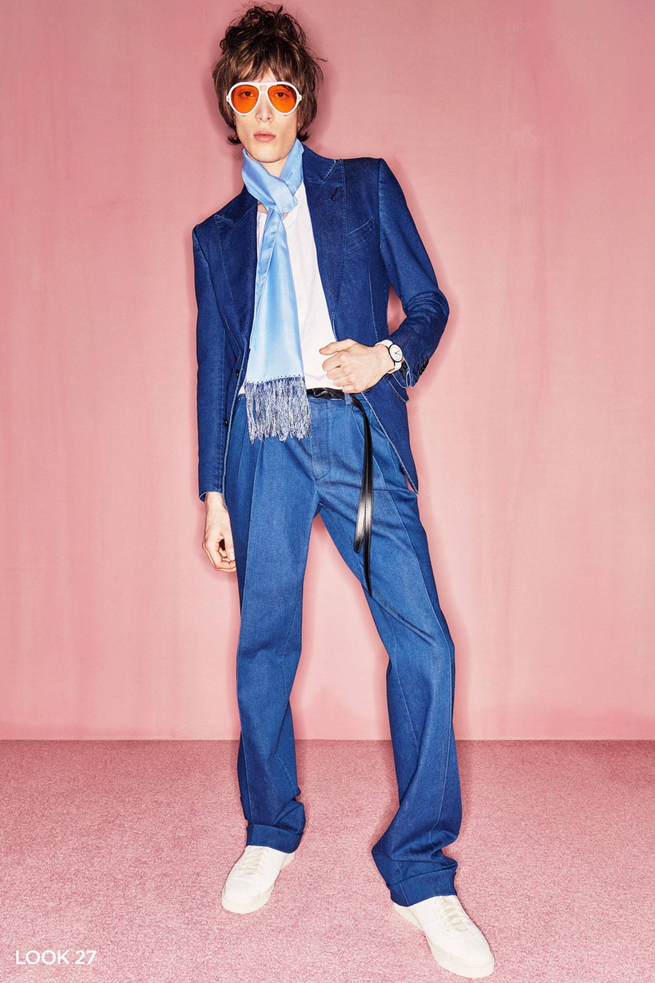Inspiré par le Los Angeles des années 70, le créateur américain Tom Ford présente un ensemble décontracté mêlant veste de costume en denim, pantalon long et foulard en soie dans un camaïeu de bleus.