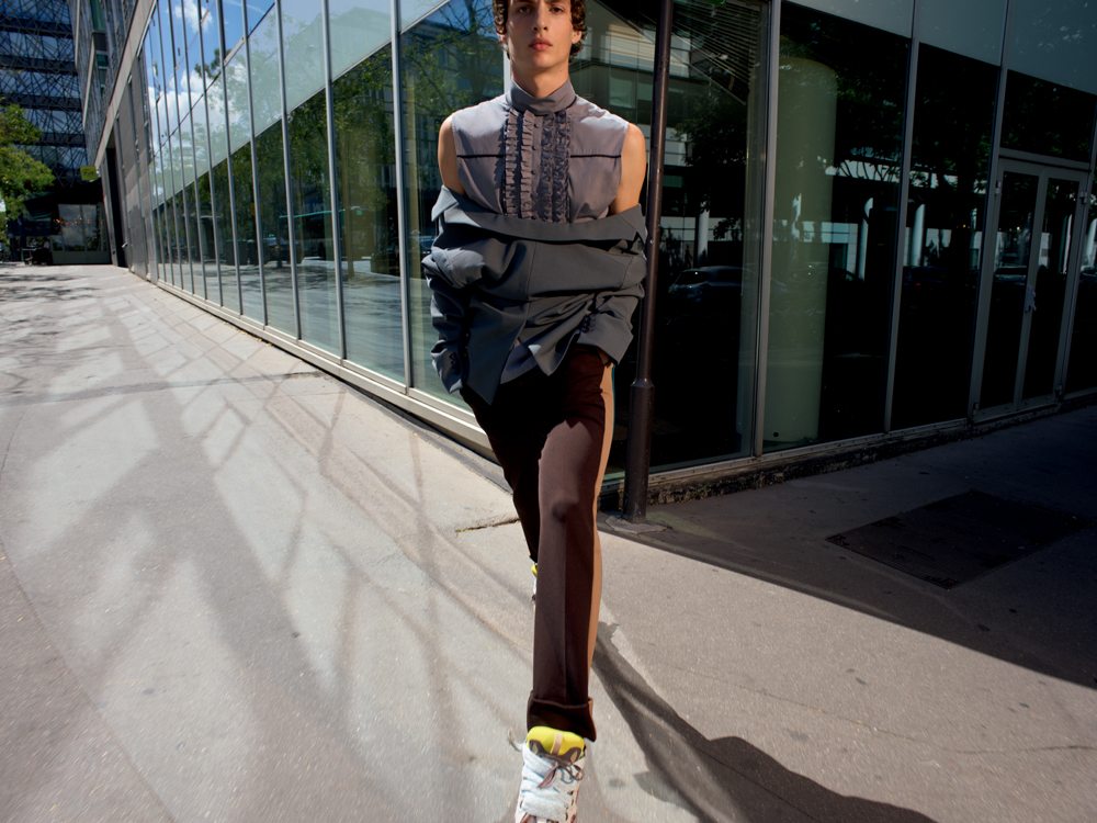 Mode homme : Lucas El Bali sillonne les rues avec Horst Diekgerdes