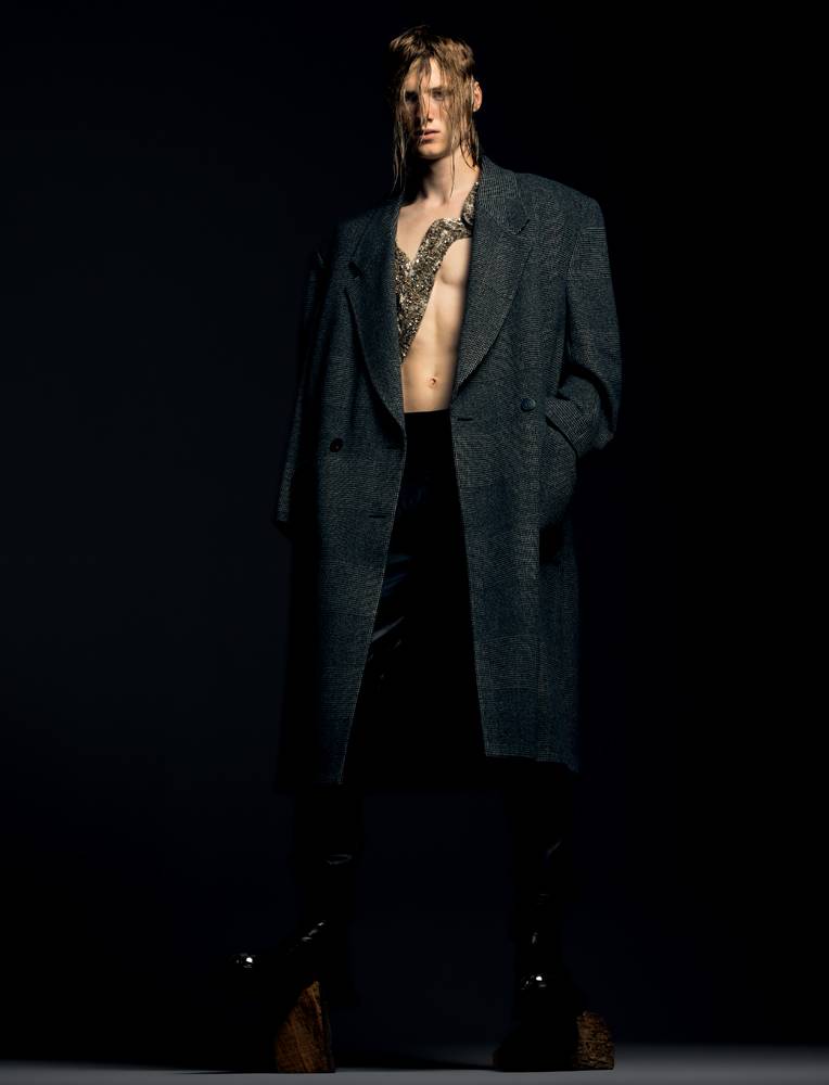 Manteau croisé en drap de laine et pantalon en cuir, Fear of God x Zegna. Plastron en tulle brodé et bottines, Alexander McQueen.