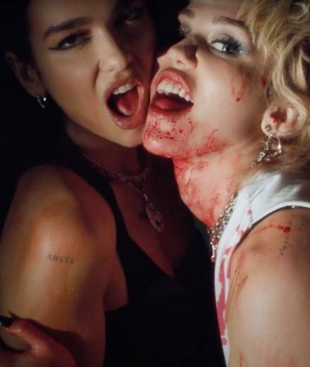 Dua Lipa lèche le visage de Miley Cyrus dans un clip ultra torride