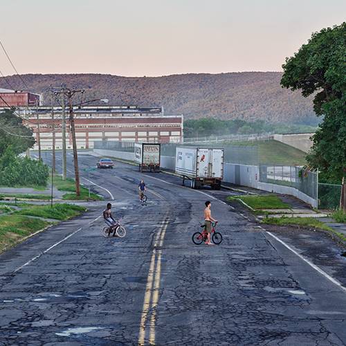 Comment le photographe Gregory Crewdson révèle la face cachée du rêve américain