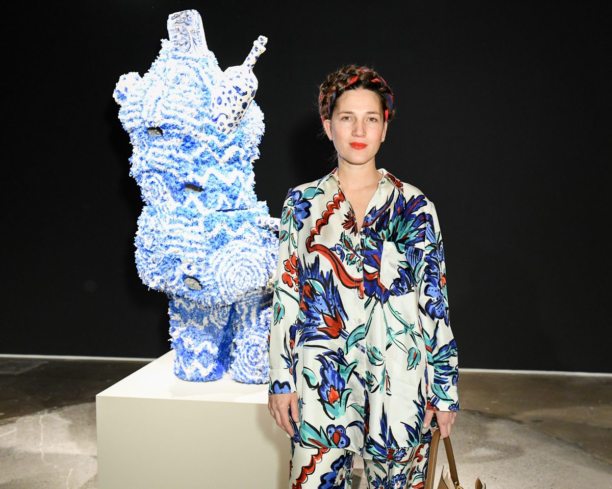 Francesca DiMattio devant l'une de ses sculptures au défilé Tory Burch automne-hiver 2020-2021.