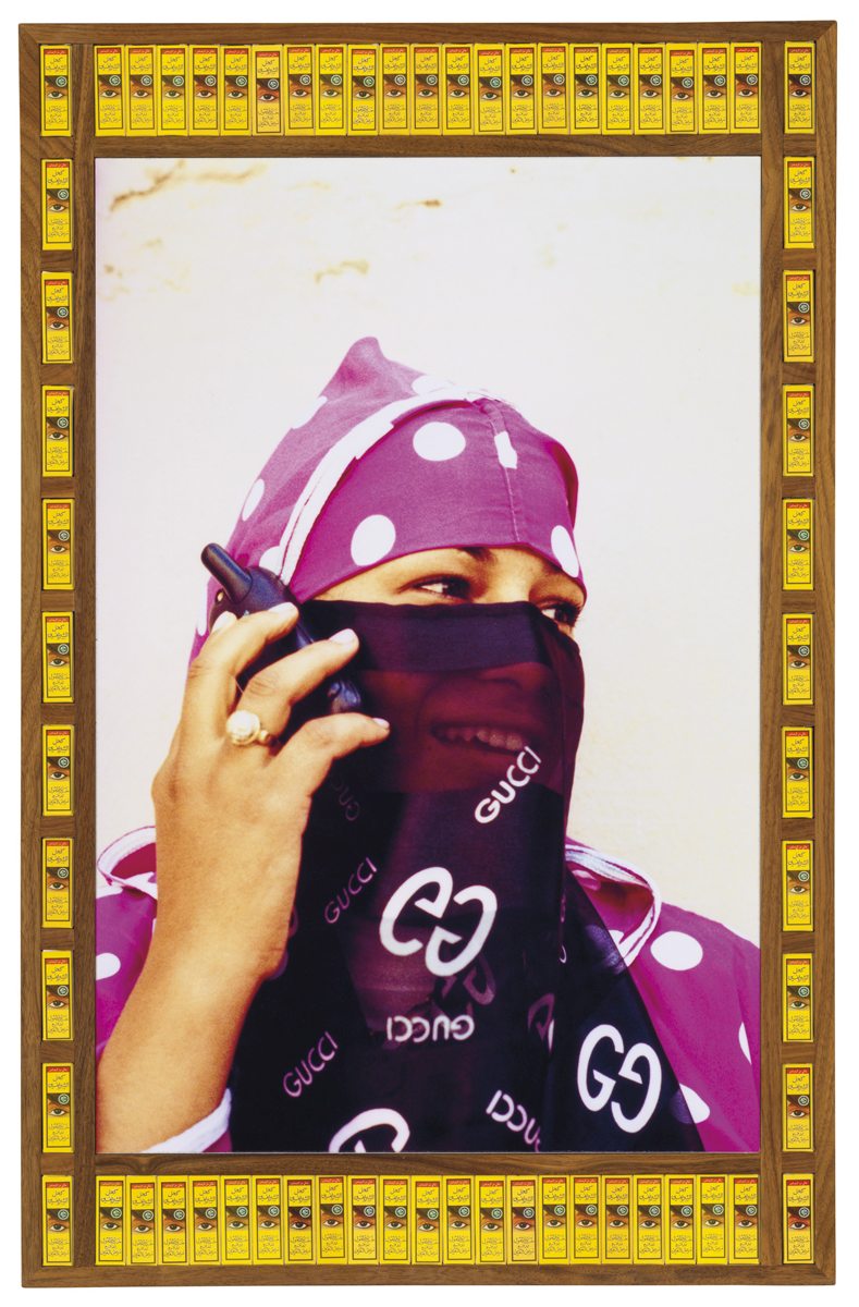 Hassan Hajjaj, “Karima On Da Phone With Dots” (2000). Tirage c-print dans un cadre en noyer fait main avec emballages d'eyeliner 92 x 59.4 cm. Estimation : €8,000-12,000. ©️ Hassan Hajjaj