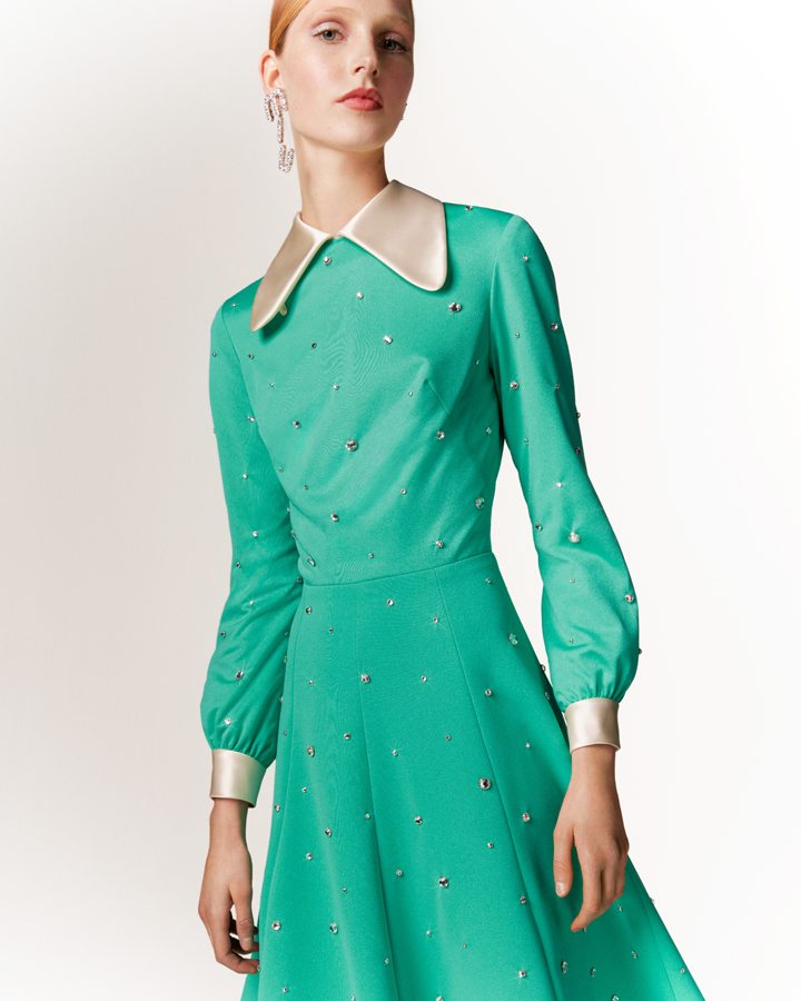 25/80 : Une robe de jour des années 70 en crêpe de soie verte customisée avec un col et des poignets blancs et ornée de broderies en strass. Disponible chez Miu Miu Milan.
